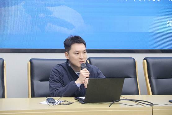 男人拿着笔记本电脑的桌子前
AI 生成的内容可能不正确。