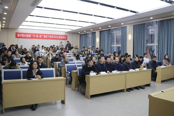 人们在看台上的人在房间里
AI 生成的内容可能不正确。