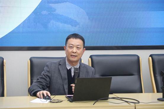 桌子前坐着穿西装的男人
AI 生成的内容可能不正确。