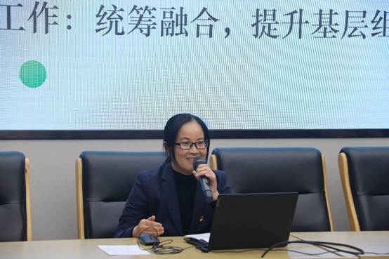 桌子上的电脑萤幕前的人
AI 生成的内容可能不正确。