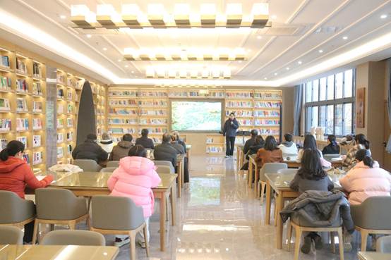 图片包含 室内, 天花板, 窗户, 桌子
AI 生成的内容可能不正确。