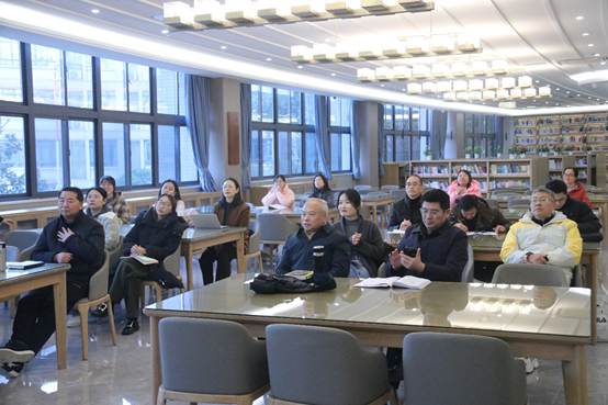 一群人在餐厅里
AI 生成的内容可能不正确。