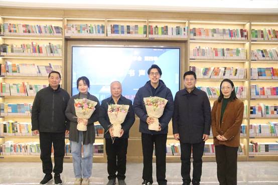 一群人站在一起
AI 生成的内容可能不正确。