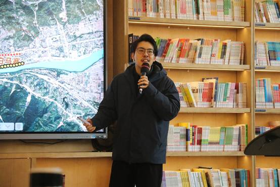 书架前的人
AI 生成的内容可能不正确。