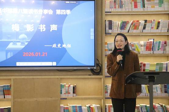 人站在书架旁的电视
AI 生成的内容可能不正确。