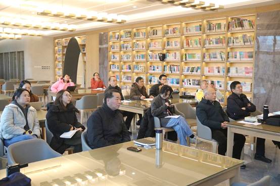 一群人坐在桌子前
AI 生成的内容可能不正确。