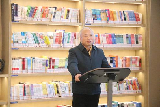 书架前的人
AI 生成的内容可能不正确。