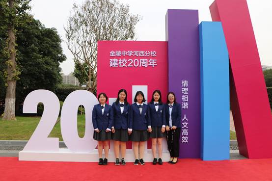 一群人站在一起合影
AI 生成的内容可能不正确。