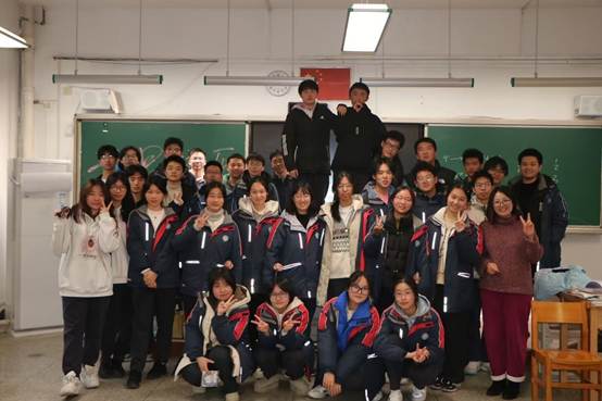 一群人站在一起
AI 生成的内容可能不正确。