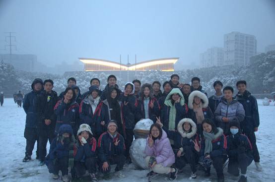 一群人站在雪地上
AI 生成的内容可能不正确。