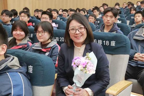 一群人聚在一起
AI 生成的内容可能不正确。