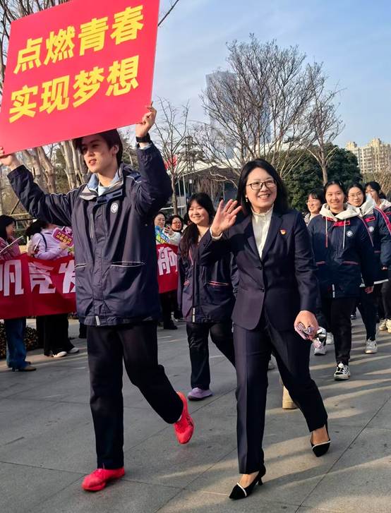 一群人站在街道上合影
AI 生成的内容可能不正确。