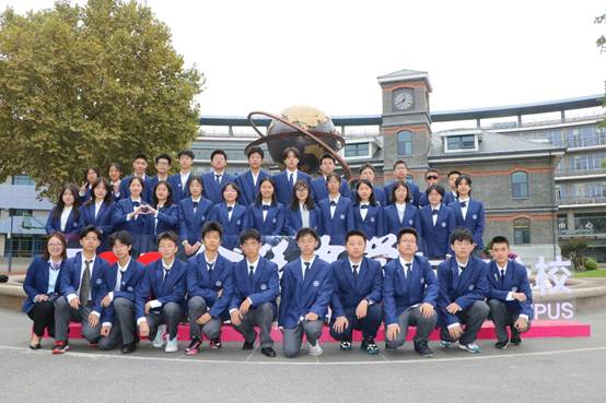 一群穿制服的人
AI 生成的内容可能不正确。